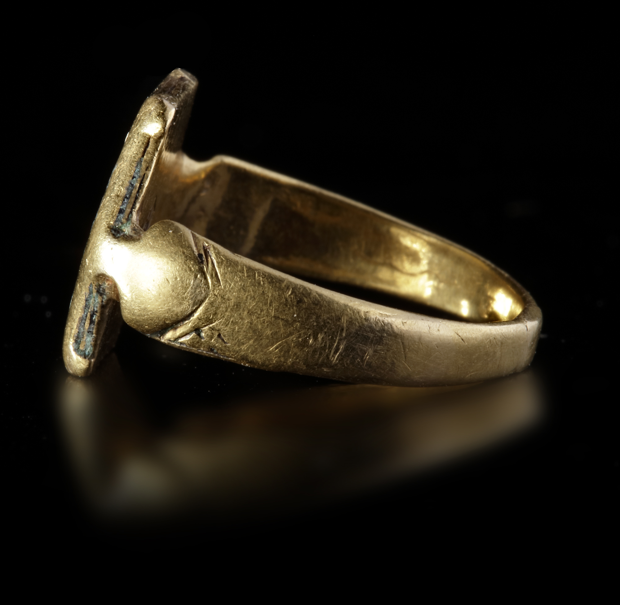 A NIELLOED GOLD RING