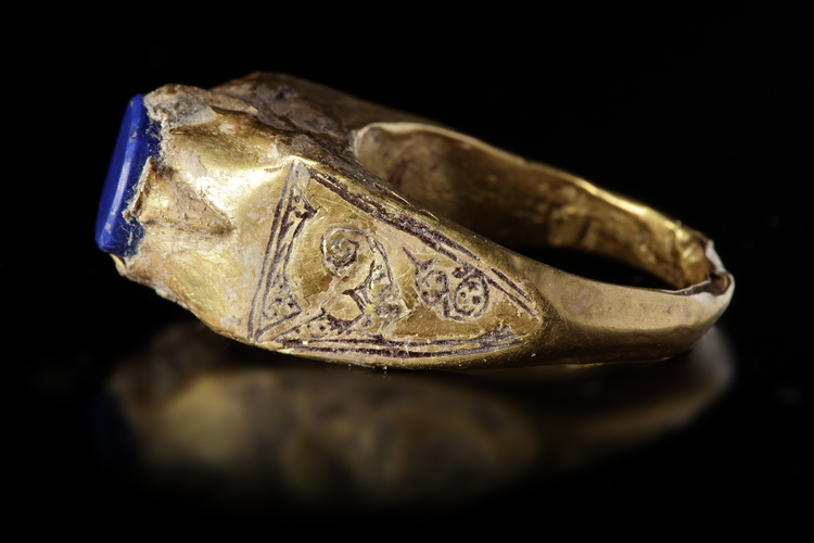 A LAPIS LAZULI GOLD RING
