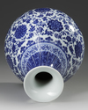 A CHINESE UNDER-GLAZE BLUE AND WHITE MING-STYLE PEAR SHAPED VASE, QING DYNASTY (1644-1911)
