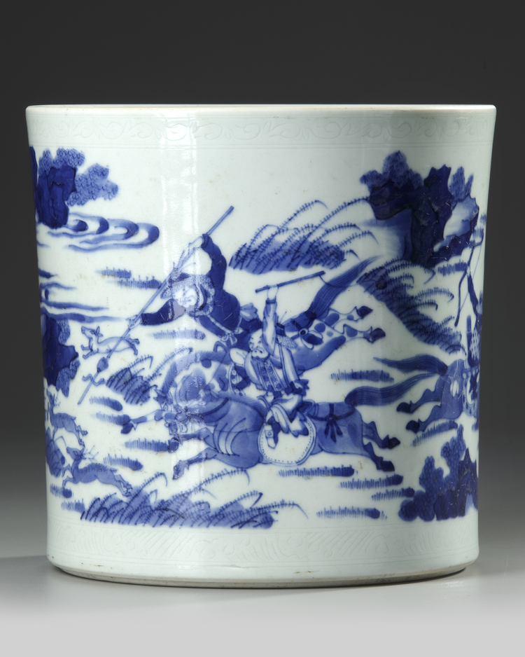 A CHINESE BLUE AND WHITE BRUSH POT, 19TH/20TH CENTURY