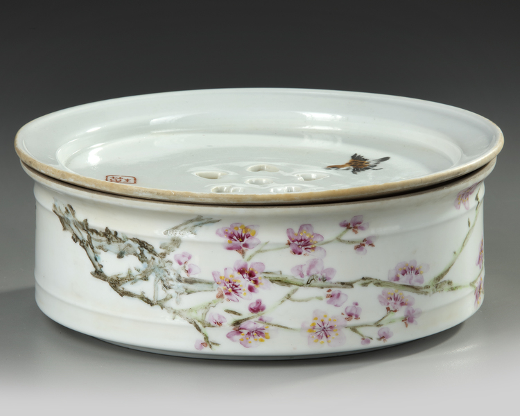 A CHINESE PORCELAIN BASIN WITH COVER, REPUBLIC PERIOD