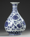 A CHINESE BLUE AND WHITE YUHUCHUNPING VASE, QING DYNASTY  (1644-1911)