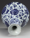 A CHINESE BLUE AND WHITE YUHUCHUNPING VASE, QING DYNASTY  (1644-1911)