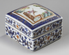 A SMALL CHINESE FAMILLE ROSE BOX WITH COVER, 20TH CENTURY
