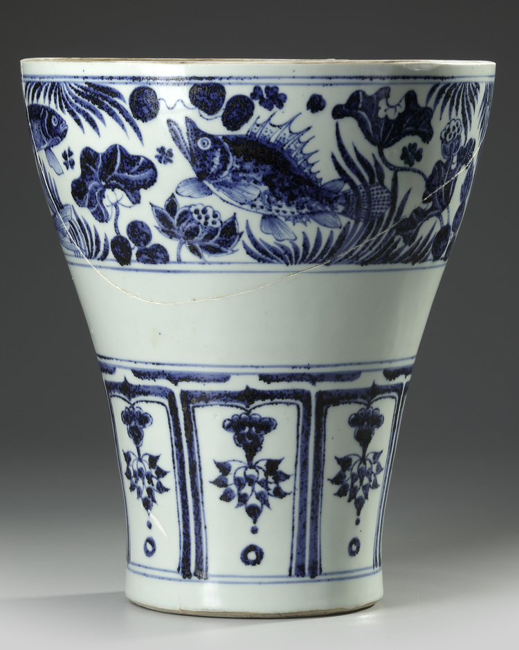 A CHINESE BLUE AND WHITE VASE