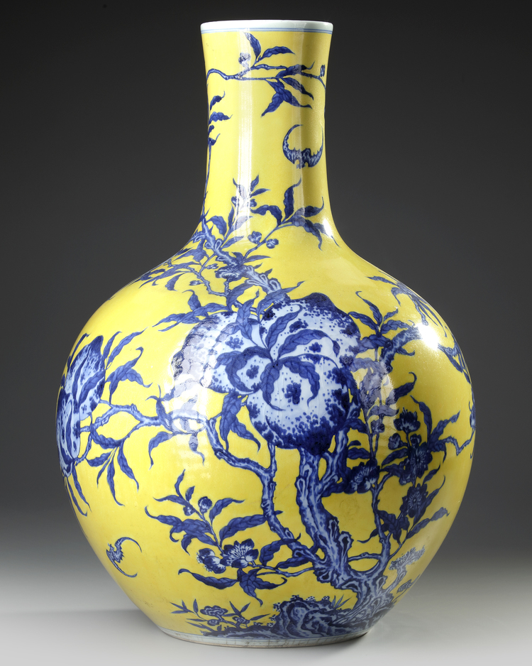 A LARGE CHINESE YELLOW GROUND NINE PEACHES VASE, QING DYNASTY (1644-1911)