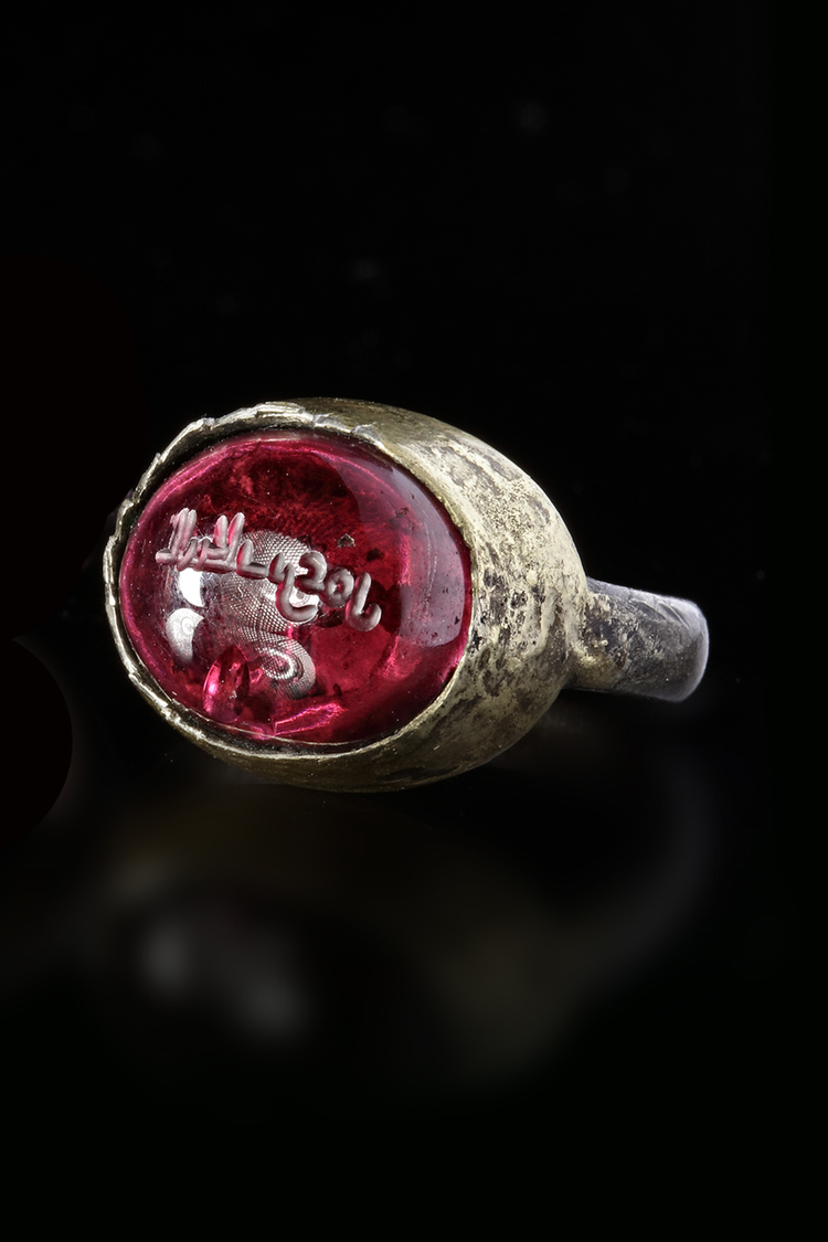 A RUBY SEAL SILVER RING