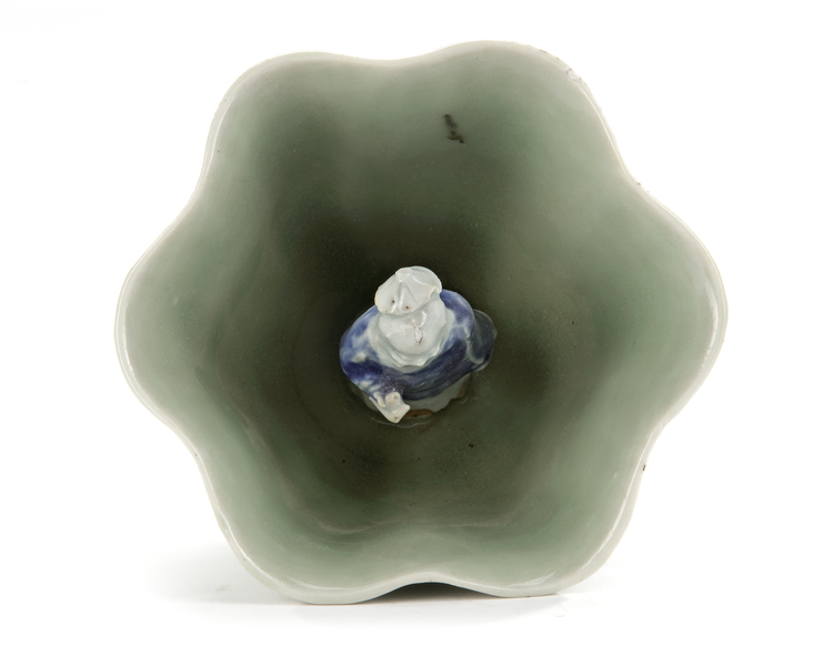 A CHINESE LONGQUAN CELADON FLOWER SHAPED BOWL, 18TH CENTURY