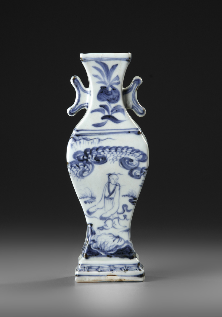 A CHINESE BLUE AND WHITE FACETED VASE, MING DYNASTY, LATE 15TH CENTURY