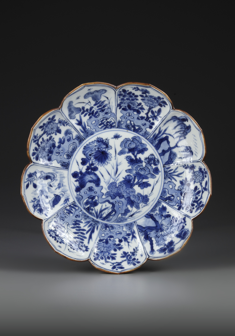 A CHINESE BLUE AND WHITE 'LOTUS' DISH, KANGXI PERIOD (1662-1722)