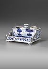 BLUE AND WHITE DELFT INKWELL AND DESK STAND, DATED 1715