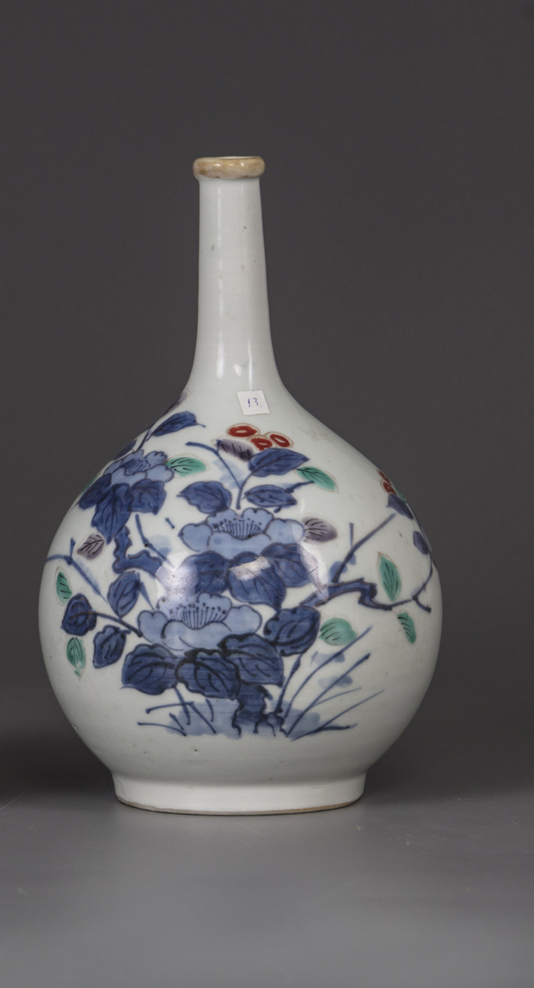 A JAPANESE PORCELAIN IMARI BOTTLE VASE, CA 1800