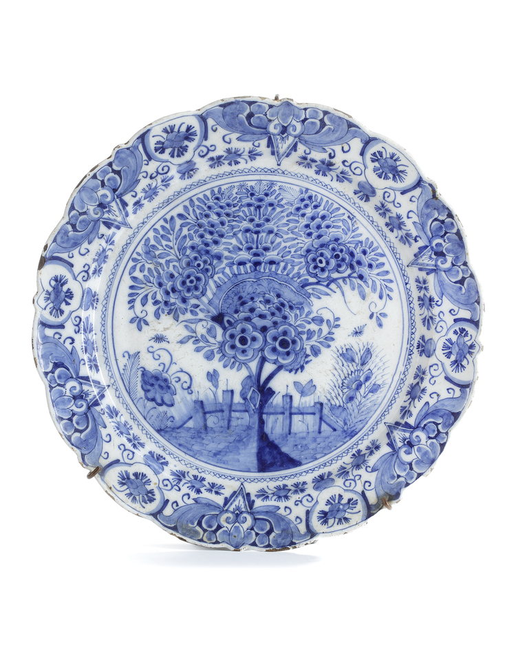 A BLUE AND WHITE DELFT 'TEA TREE' CHARGER, 18TH CENTURY