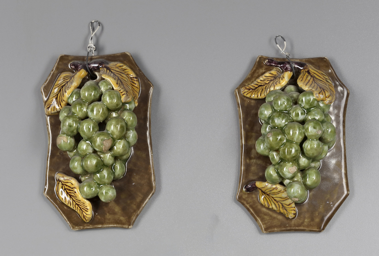 A PAIR OF DELFT MODELS OF GRAPE BUNCHES, 2ND HALF OF 18TH CENTURY