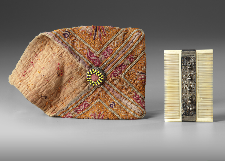 A MUGHAL IVORY COMB, INDIA, 19TH CENTURY