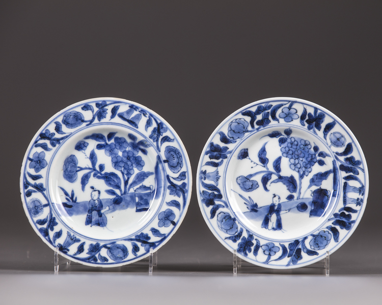 A pair of small Chinese blue and white plates