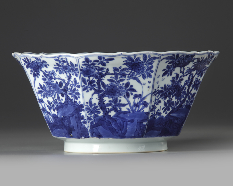 A CHINESE BLUE AND WHITE BOWL, KANGXI PERIOD (1662-1722)