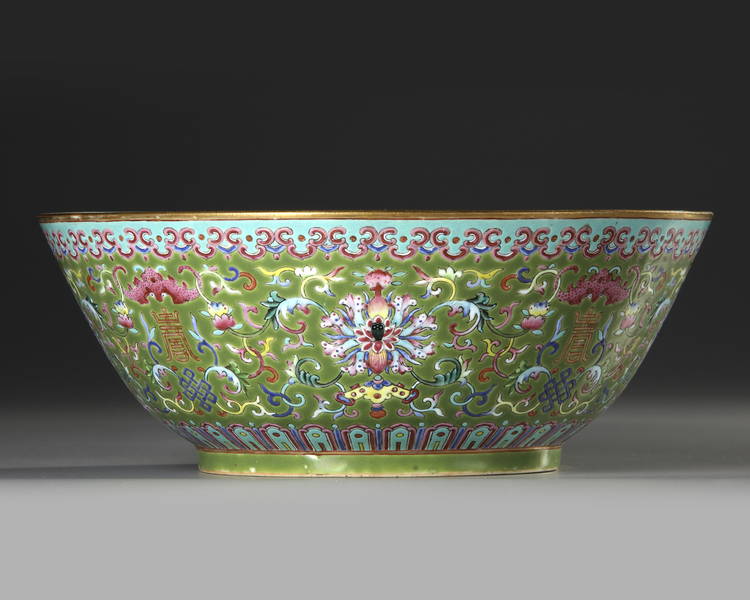 A  LARGE FAMILLE ROSE GREEN-GROUND BOWL, DAOGUANG SIX-CHARACTER SEAL MARKS IN IRON RED AND OF THE PERIOD (1821-1850)