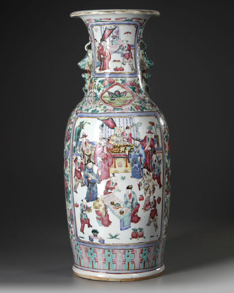 A LARGE CHINESE FAMILLE ROSE VASE, 19TH CENTURY