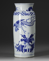 A CHINESE BLUE AND WHITE SLEEVE VASE, 19TH/20TH CENTURY