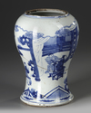 A CHINESE BLUE AND WHITE VASE, 19TH/20TH CENTURY