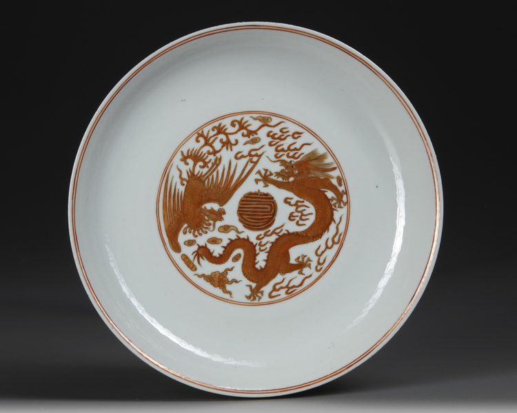 A CHINESE DRAGON AND PHOENIX DECORATED DISH, 19TH-20TH CENTURY
