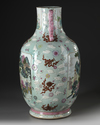 A  LARGE CHINESE FAMILLE ROSE VASE, 19TH CENTURY