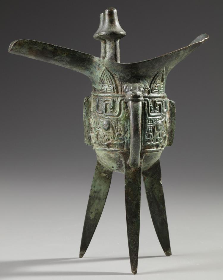 A CHINESE BRONZE JUE, QING DYNASTY (1644-1911)