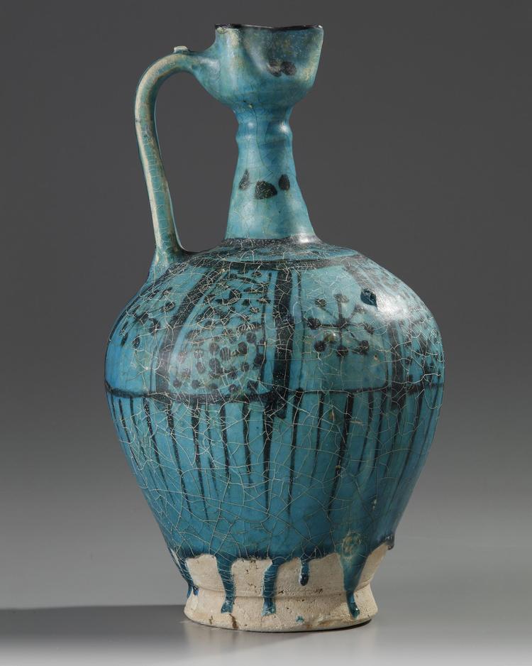 A LARGE RAQQA UNDERGLAZE PAINTED POTTERY EWER, SYRIA, 12TH-13TH CENTURY