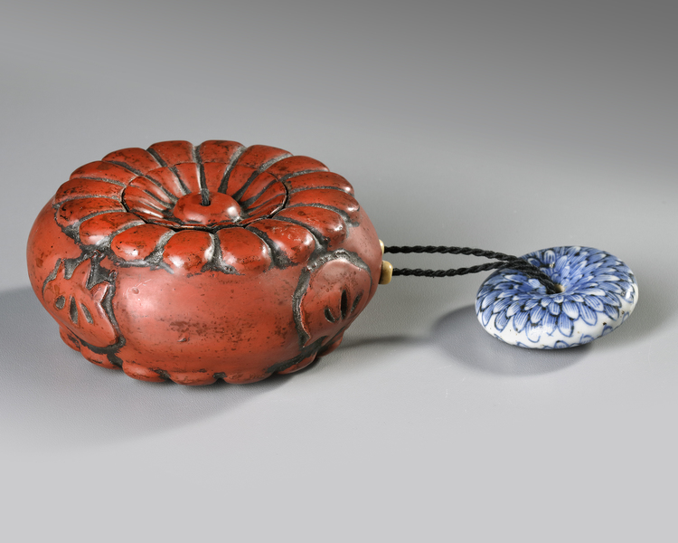 A JAPANESE RED LACQUERED ROUND INRO, 19TH CENTURY