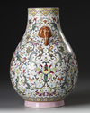 A CHINESE FAMILLE ROSE VASE, 19TH-20TH CENTURY