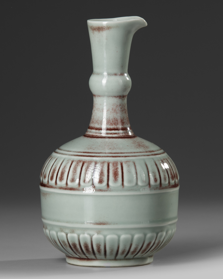 A CHINESE RED SPLASHED GREEN EWER, 19TH-20TH CENTURY
