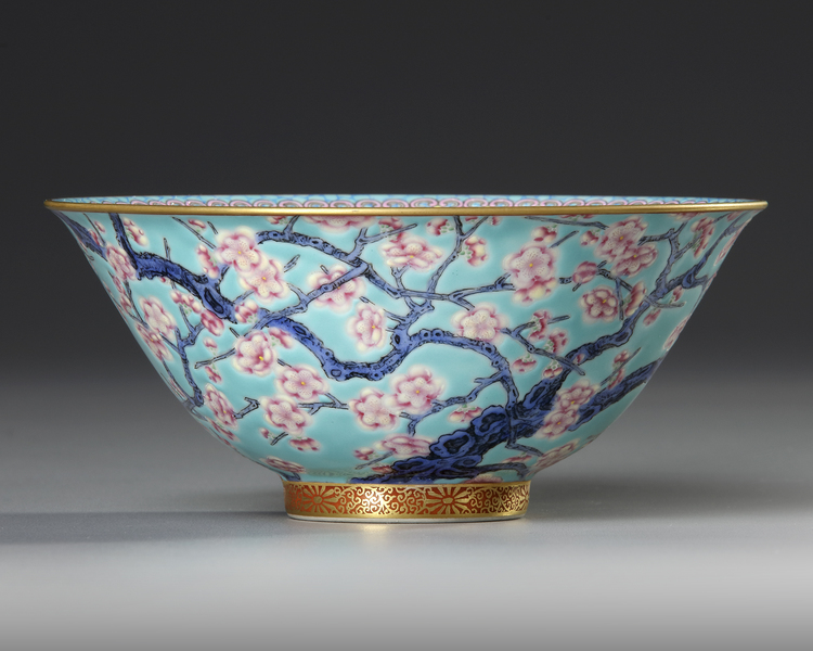 A CHINESE CANTON ENAMEL BOWL, 19TH/20TH CENTURY