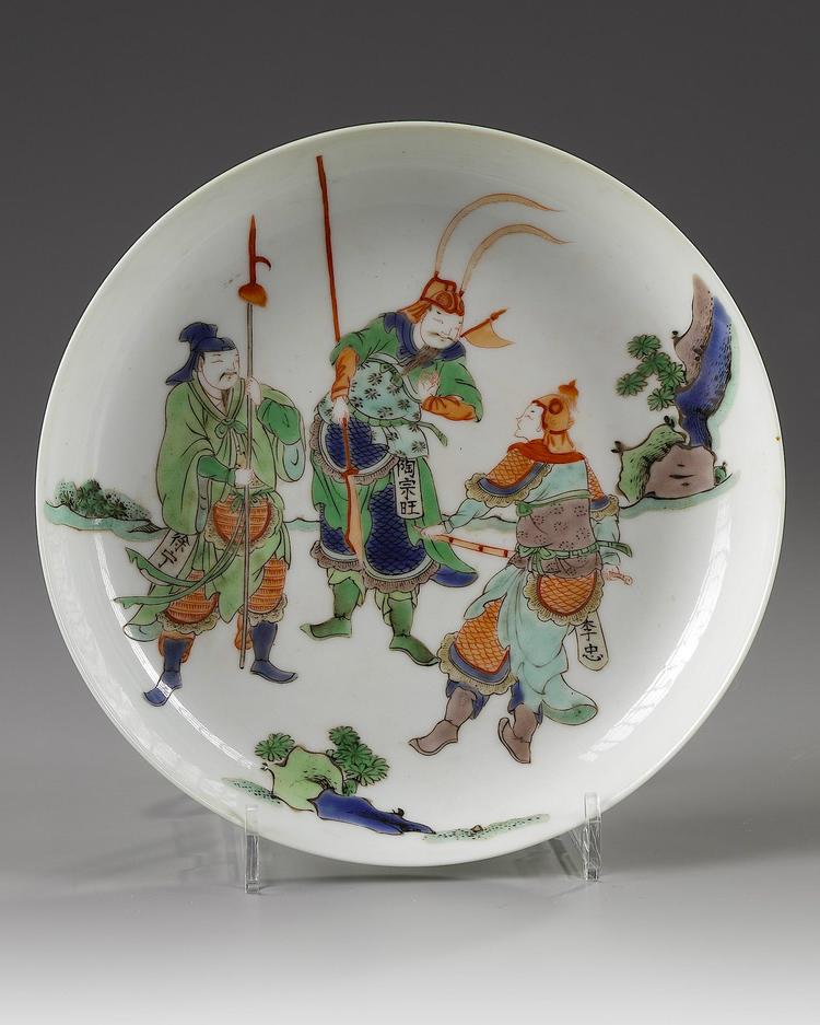 A CHINESE FAMILLE VERTE 'THE WATER MARGIN' DISH, 19TH-20TH CENTURY