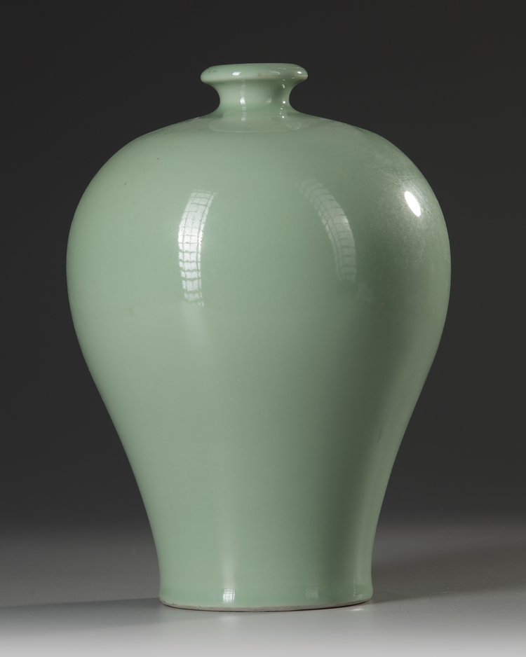 A CHINESE CELADON MEIPING VASE, QING DYNASTY (1644-1911)