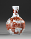A SMALL CHINESE DRAGON BOTTLE VASE, 19TH-20TH CENTURY