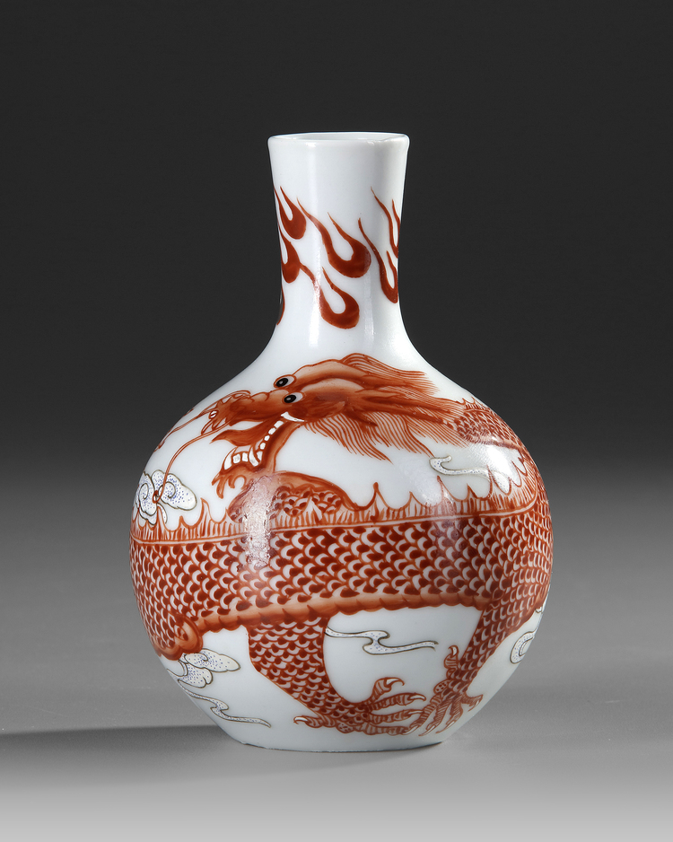 A SMALL CHINESE DRAGON BOTTLE VASE, 19TH-20TH CENTURY