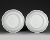 A PAIR OF JAPANESE KAKIEMON DISHES, 17TH CENTURY