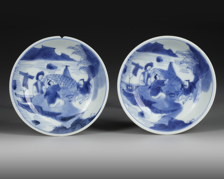 A PAIR OF BLUE AND WHITE DISHES, TRANSITIONAL PERIOD, 17TH CENTURY