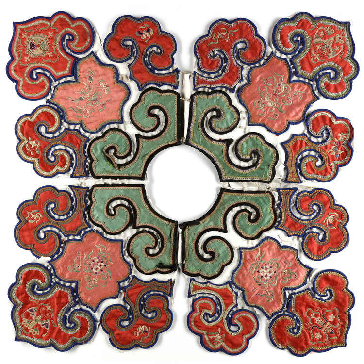 A CHINESE YUN JIAN EMBROIDERED SILK CLOUD COLLAR, 19TH CENTURY