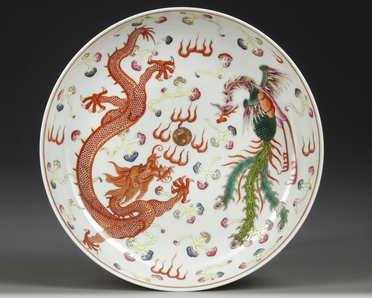 A CHINESE FAMILLE ROSE DRAGON AND PHOENIX DISH, 19TH-20TH CENTURY