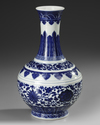 A CHINESE BLUE AND WHITE BOTTLE VASE, 19TH-20TH CENTURY