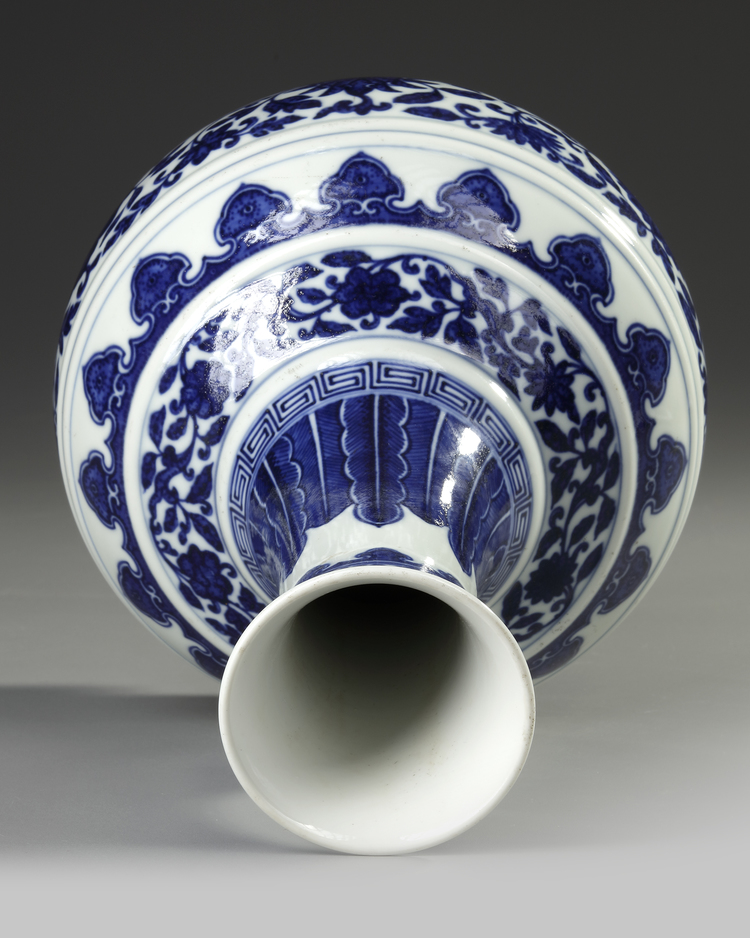 A CHINESE BLUE AND WHITE BOTTLE VASE, 19TH20TH CENTURY