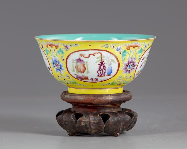 A CHINESE YELLOW-GROUND MEDAILLON BOWL, 20TH CENTURY