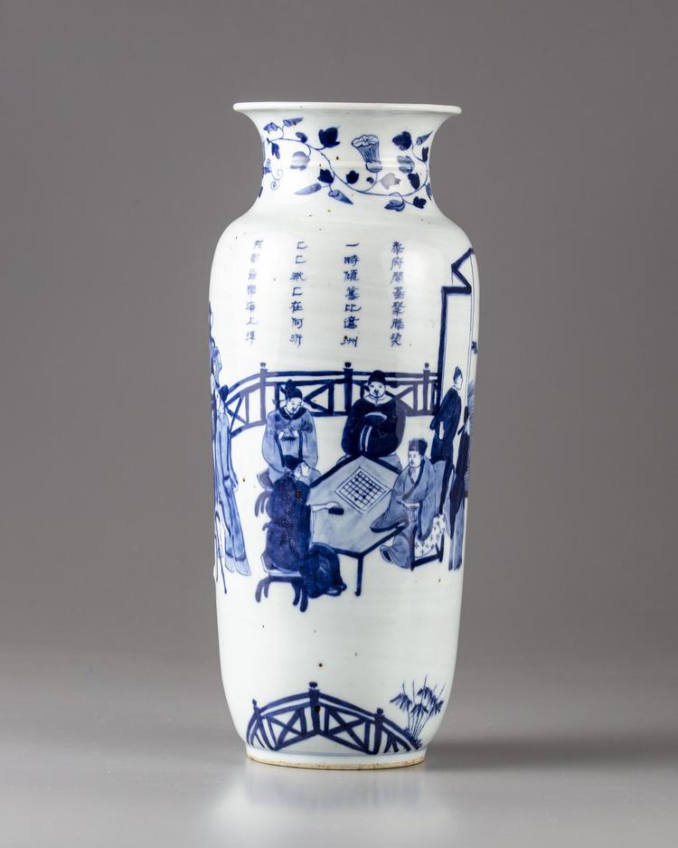 A CHINESE BLUE AND WHITE VASE, QING DYNASTY (1644-1911)