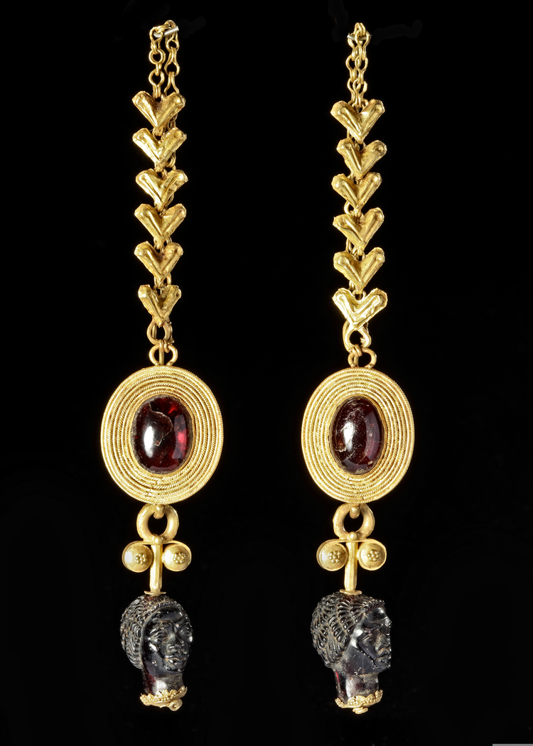 A LARGE PAIR OF GRECO-ROMAN GOLD EARRINGS WITH GARNET AFRICAN HEADS, 2ND CENTURY BC-1ST CENTURY AD