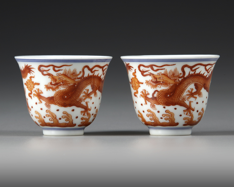 A PAIR OF CHINESE IRON-RED DRAGON DECORATED CUPS, QING DYNASTY (1644–1911)