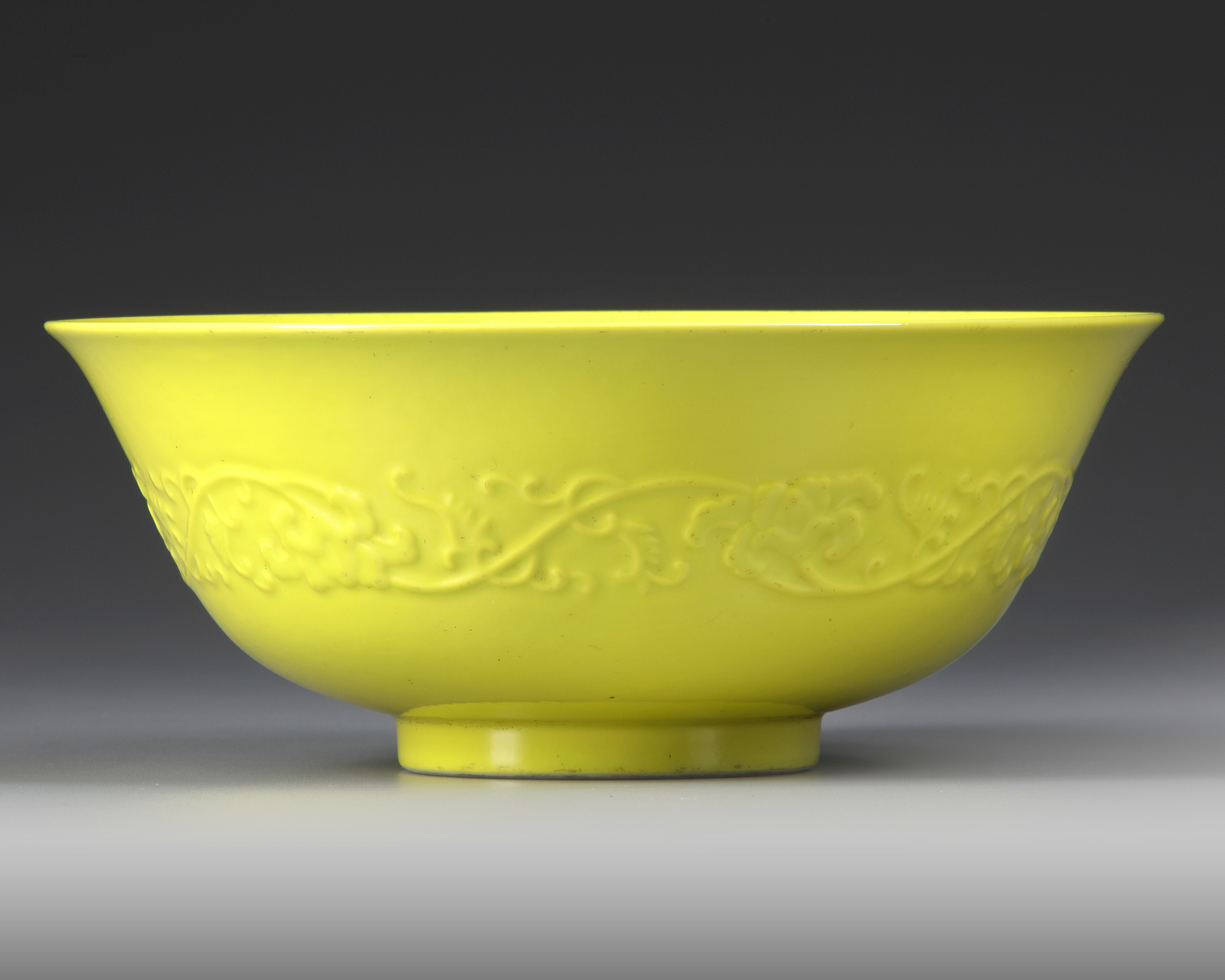 A CHINESE LEMON-YELLOW-ENAMELED BOWL, QING DYNASTY (1644–1911)