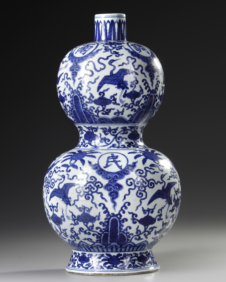 A CHINESE BLUE AND WHITE DOUBLE GOURD VASE