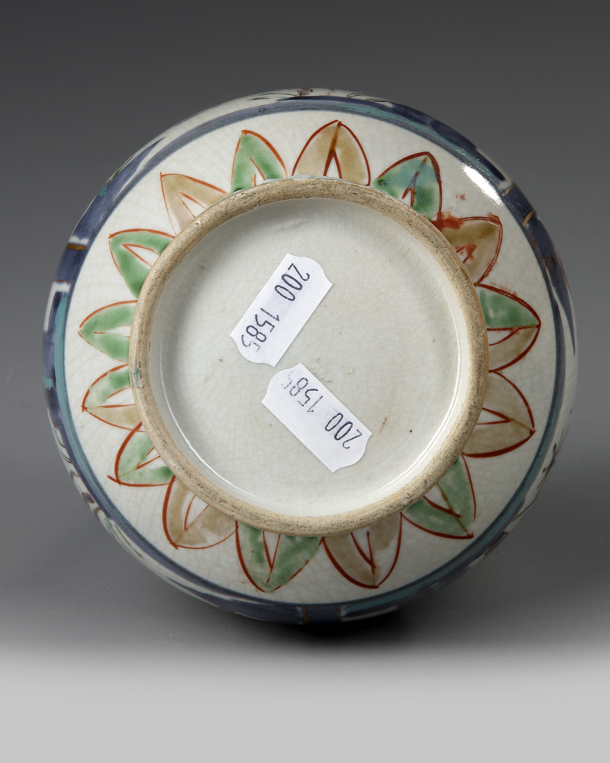 A JAPANESE IMARI BOTTLE VASE, EDO PERIOD CIRCA 1700